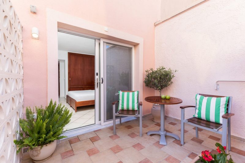 Ground Floor Poolside Apartment